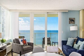 Apartamento, 1 cama de matrimonio grande con sofá cama (Estero Beach & Tennis 804-C) | Zona de estar