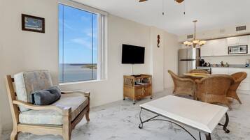 Condo, 1 giường cỡ king và sofa giường (Lovers Key #806) | Khu phòng khách