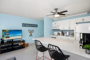 公寓客房, 1 張特大雙人床和 1 張沙發床 (Estero Beach & Tennis 1201-A) | 私人廚房 | 烤箱、烤麵包機