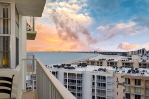 Apartamento, 1 cama de matrimonio grande con sofá cama (Estero Beach & Tennis 1201-A) | Jardines del alojamiento