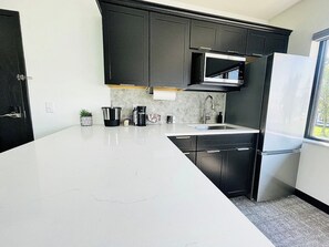 Jääkaappi, mikroaaltouuni, kahvin-/teenkeitin, leivänpaahdin