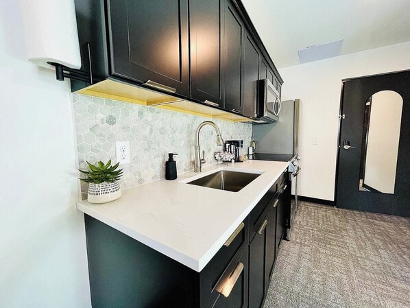 Geladeira, micro-ondas, fogão, cooktop