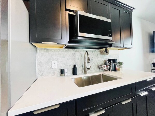 Kjøleskap, mikrobølgeovn, kaffetrakter/tekoker og brødrister