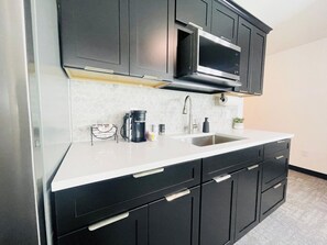 Kühlschrank, Mikrowelle, Wasserkocher mit Kaffee-/Teezubehör, Toaster