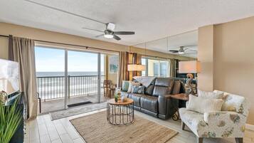 Condo, várias camas (Ponce de Leon Towers 803) | Área de estar | TV