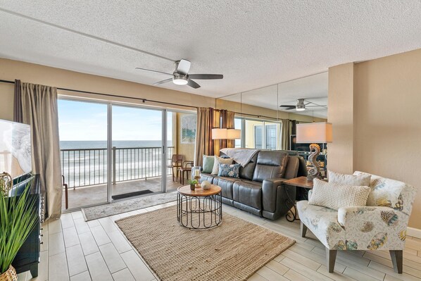 コンドミニアム ベッド (複数台) (Ponce de Leon Towers 803) | リビング エリア | テレビ