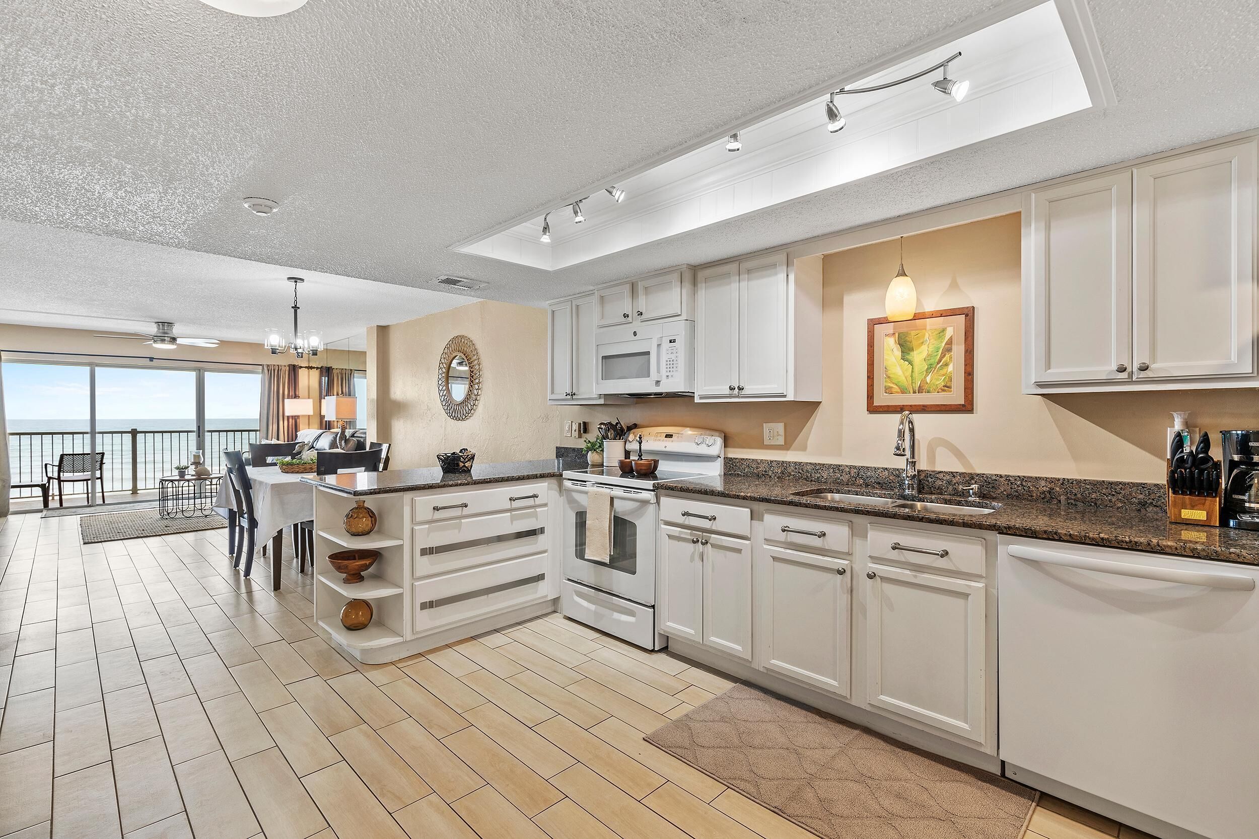 Condo, nhiều giường (Ponce de Leon Towers 803) | Bếp riêng | Lò nướng, dụng cụ pha cà phê/trà, lò nướng bánh mì, máy xay thực phẩm 