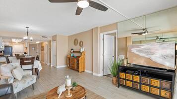 Condo, várias camas (Ponce de Leon Towers 803) | Área de estar | TV