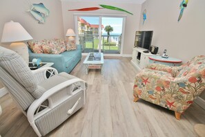 コンドミニアム キングベッド 1 台ソファーベッド付き (Point East 213) | リビング エリア