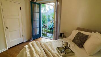 2 bedrooms, travel cot, WiFi, bed sheets