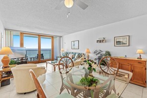 Apartment, 1 King-Bett und Schlafsofa (Smyrna Beach Club 607A) | Wohnbereich