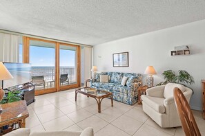 Apartment, 1 King-Bett und Schlafsofa (Smyrna Beach Club 607A) | Wohnbereich
