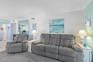 Appartement, Meerdere bedden (Sea Coast Condominium 418) | Woonruimte | Televisie