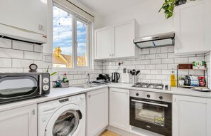 Micro-ondes, four, plaque de cuisson, chaise haute
