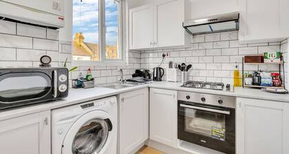 London Serviced Apartment , 2 min walk to train station & near Tottenham Stadium