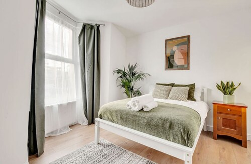 London Serviced Apartment , 2 min walk to train station & near Tottenham Stadium