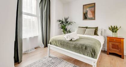 London Serviced Apartment , 2 min walk to train station & near Tottenham Stadium
