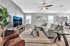 Smart TV, futbolito y libros 