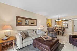 Appart'hôtel, 1 grand lit et 1 canapé-lit (Sea Coast Gardens II 107) | Coin séjour