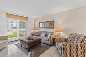 Lejlighed - 1 queensize-seng med sovesofa (Sea Coast Gardens II 107) | Opholdsområde