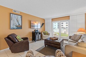 Appart'hôtel, 1 grand lit et 1 canapé-lit (Sea Coast Gardens II 107) | Coin séjour