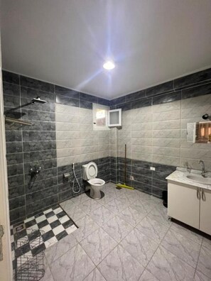 Serviettes fournies, savon, papier de toilette