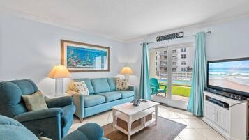 Condo, 1 Katil Ratu (Queen) dengan Katil Sofa (Sea Coast Gardens II 110) | Ruang tamu