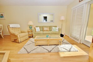 Apartment, 1 King-Bett und Schlafsofa (Sea Coast Gardens II 114) | Wohnbereich