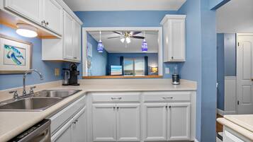 Condo, 1 cama King size y sofá cama (Sea Coast Gardens II 117) | Cocina privada | Horno y tostadora