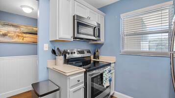 Condo, 1 cama King size y sofá cama (Sea Coast Gardens II 117) | Cocina privada | Horno y tostadora