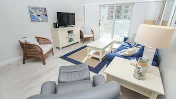 Appartement, 1 kingsize bed met slaapbank (Sea Coast Gardens II 211) | Woonruimte | Een televisie