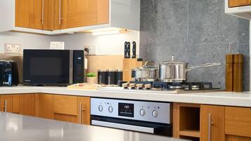 Jääkaappi, mikroaaltouuni, uuni, liesi