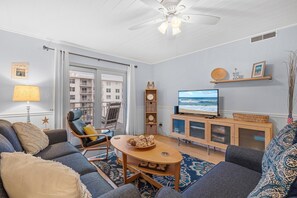 公寓客房, 多張床 (Sea Coast Gardens II 310) | 起居區 | 電視