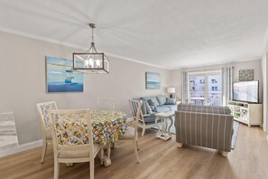 Apartment, Mehrere Betten (Sea Coast Gardens II 314) | Wohnbereich