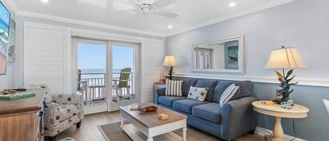Condo, 1 cama King e sofá-cama (Sea Coast Gardens II 402) | Área de estar