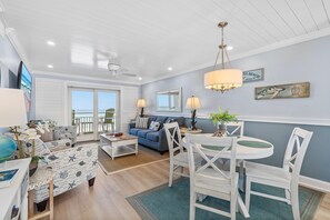 คอนโด, เตียงคิงไซส์ 1 เตียง และโซฟาเบด (Sea Coast Gardens II 402) | บริเวณนั่งเล่น