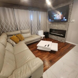 Smart TV, fireplace, stereo