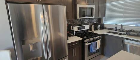 Frigorífico, microondas, horno y placa de cocina