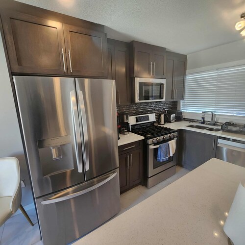 beautiful, cozy private and quiet house + heat garage -EV charger - NO BASEMENT