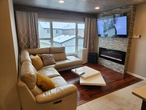 Smart TV, fireplace, stereo