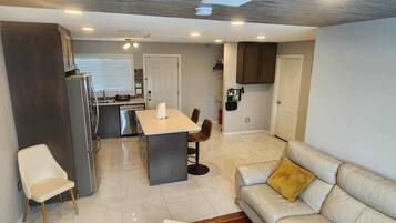 Smart TV, chimenea y estéreo