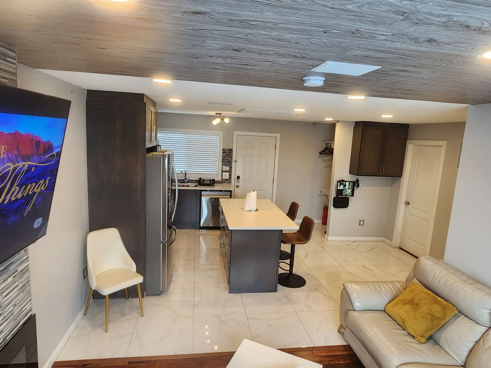 TV connectée, cheminée, chaîne hi-fi