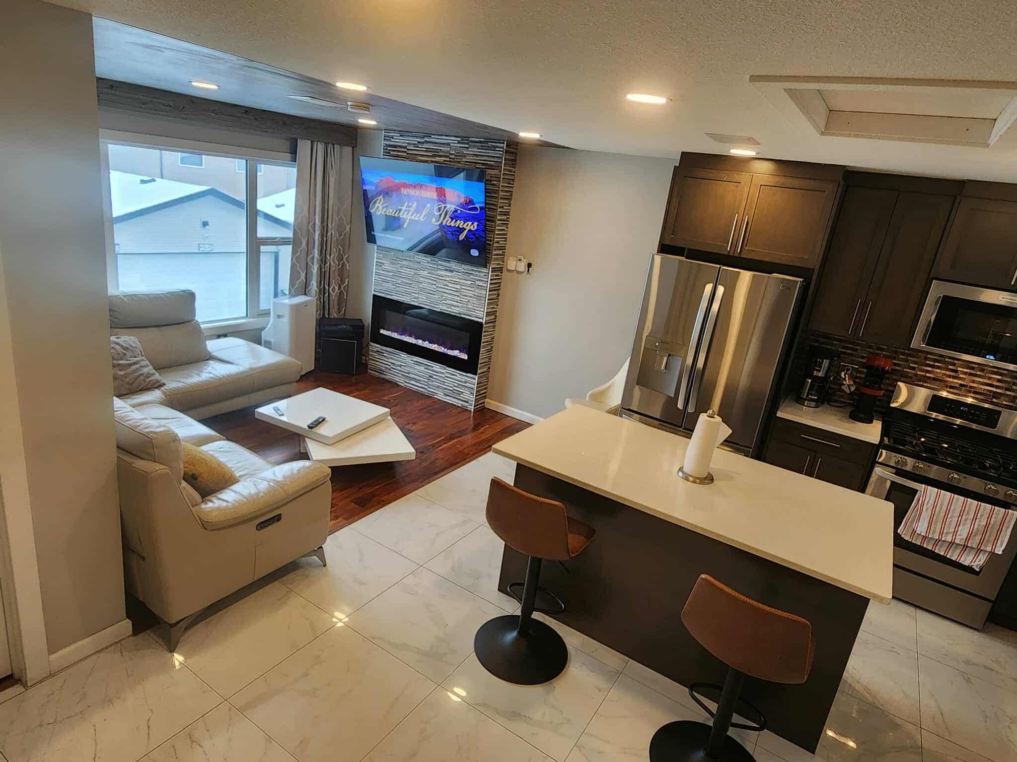 Jääkaappi, mikroaaltouuni, uuni, liesi