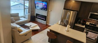 beautiful, cozy private and quiet house + heat garage -EV charger - NO BASEMENT