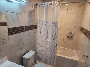 Assecador de cabells, tovalloles, sabó i paper higiènic