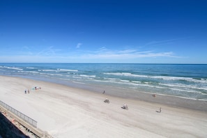 Condo, 1 très grand lit et 1 canapé-lit (Sea Coast Gardens II 405) | Plage | Sur la plage