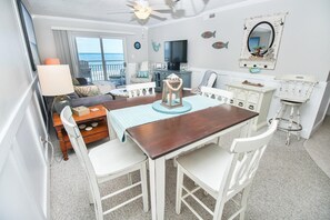 Kondominium, 1 Tempat Tidur King dengan tempat tidur Sofa (Sea Coast Gardens II 405) | Tempat makan