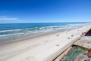 Condo, 1 très grand lit et 1 canapé-lit (Sea Coast Gardens II 405) | Plage | Sur la plage