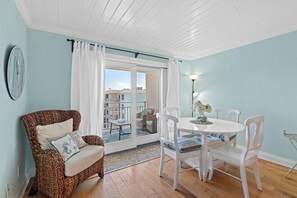 Appart'hôtel, plusieurs lits (Sea Coast Gardens II 513) | Coin séjour