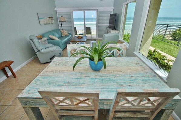 Condo, 1 cama King size y sofá cama (Sea Coast Gardens III 101) | Área de sala de estar